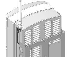 Afbeelding 1: De antenne aan de bevestigingsclip bevestigen 2 Bevestig de bevestigingsclip met de antenne verticaal op de bovenkant van de omvormer.