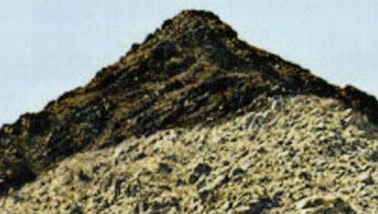 Zwartgeblakerde top van de Jebal el Lawz De berg Sinai was geheel in rook gehuld omdat de