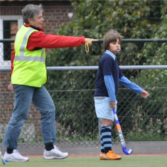 motiveren is voor het zwakkere team. Toch moeten we ervoor zorgen dat beide ploegen leuk hockeyen en plezier blijven houden. Verbiedt een ploeg niet dingen te doen die je ze juist aanleert.