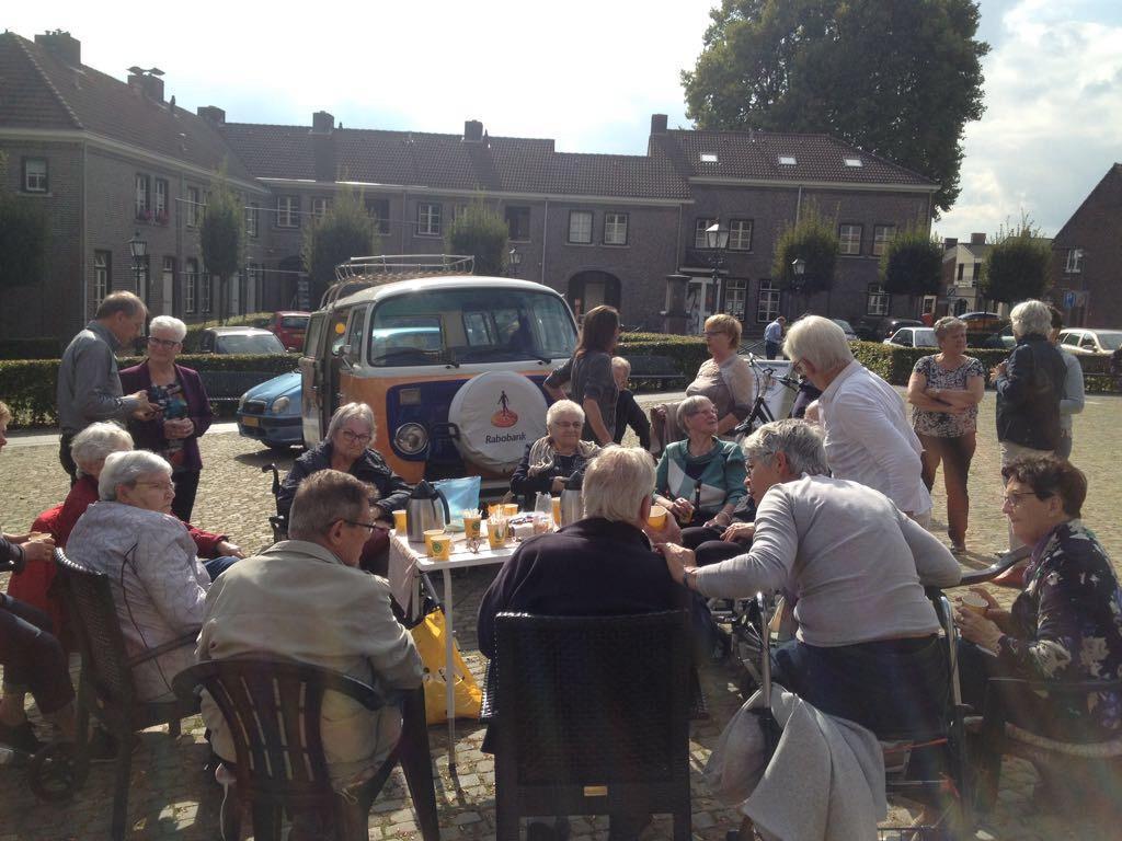 Van 21 september tot 1 oktober was de Week tegen Eenzaamheid. De beroepskrachten van de dorpsdagvoozieningen in Peel en Maas hadden ervoor gezorgd dat in elke kern de koffiebus op bezoek kwam.