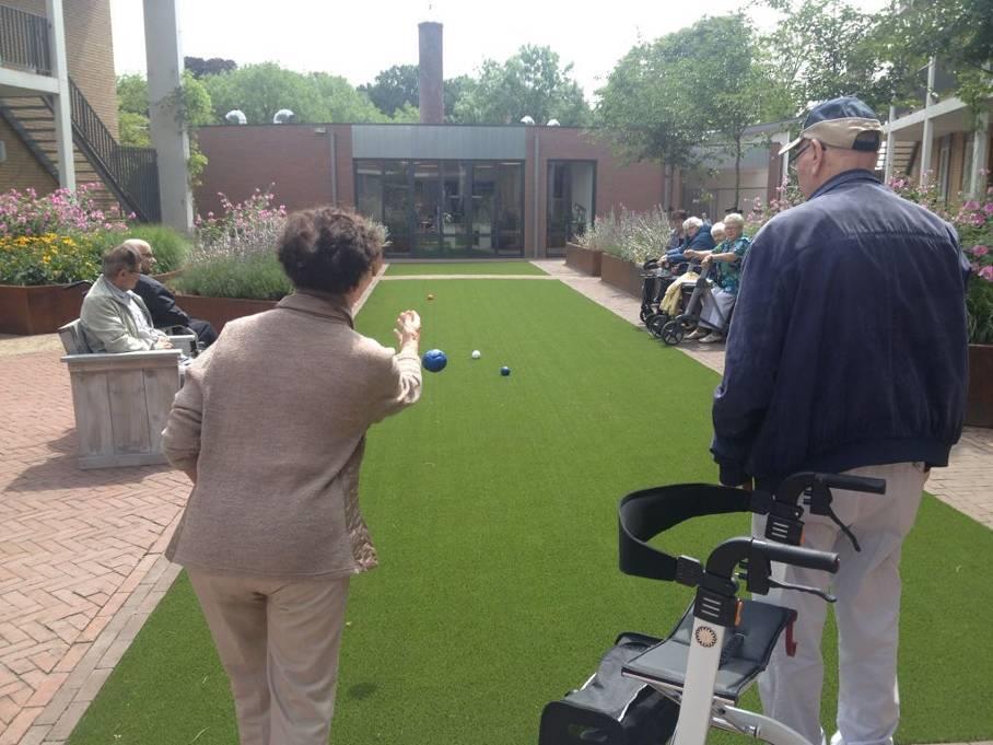 16 Juli: onze gasten speelden een wedstrijd jeu de boules bij- en met de buren.