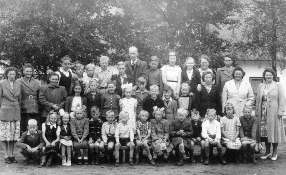 Deze foto dateert van 1948. Het zijn ruim dertig kinderen- zo te zien de bovenbouw- die met leerkrachten en moeders een uitstapje maken.