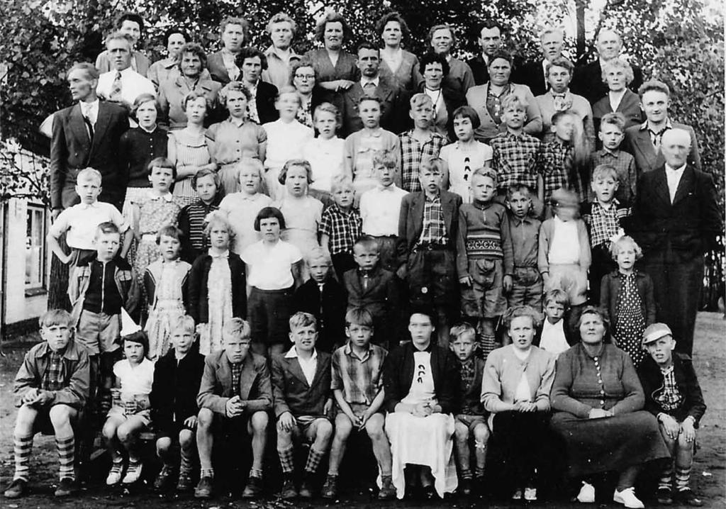 Kinderen uit Bargercompascuum-noord bezoeken tot 1952 de school bij de Springersbrug (O.L.S.III). Na de sluiting van deze school genieten zij openbaar onderwijs aan de openbare school (O.L.S. I) in het centrum van het dorp.