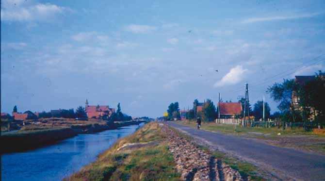 Het Verlengde Oosterdiep in 1952 met zicht op de Brug (foto; Pater Bernard van der Meer). Deze hele bijzondere foto toont de weg en het kanaal in de buurt van de openbare lagere school.