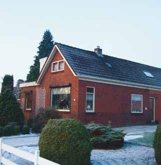 Dit dubbele huis staat er niet meer. Aan de zuidkant woont Johan Herman Gerdes en echtgenote Sinie Hölscher.