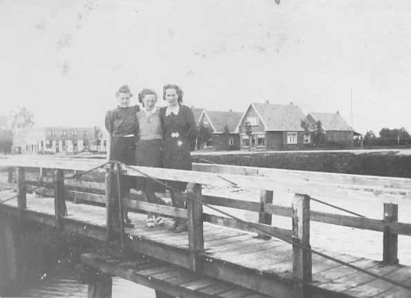 Ruim tweehonderd meter verder naar het zuiden staat al voor 1928 op nummer 83- het huisje, behorende bij de boerderij van Steenhuis.