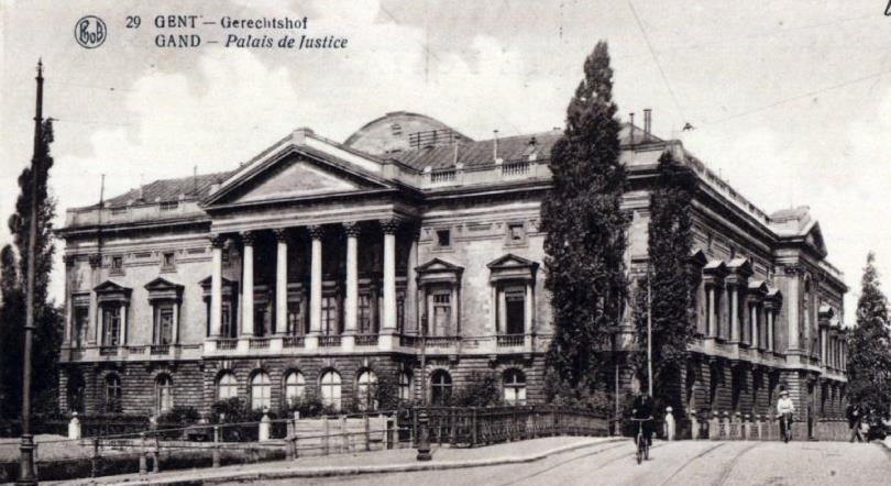 Voor en na de brand van het justitiepaleis in 1926. Alleen de buitenmuren zijn blijven staan. Gans het dak was ook door de brand vernield.