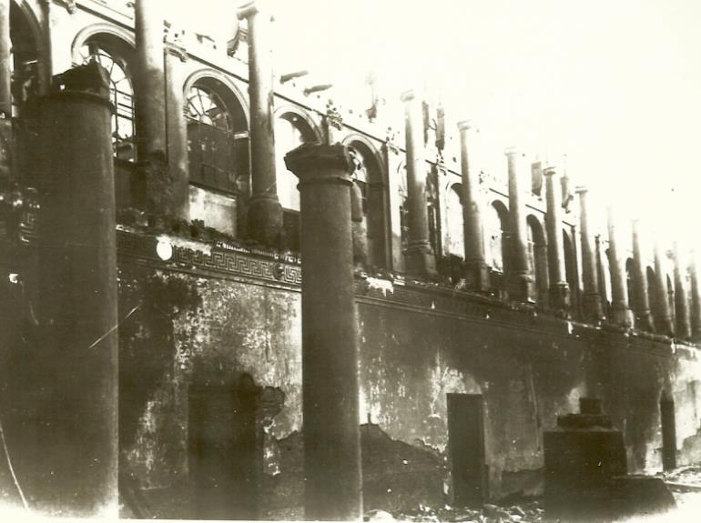 Foto na de brand in 19 maart 1926. De brand zou zijn ontstaan wellicht door kortsluiting in het Hof van Beroep.