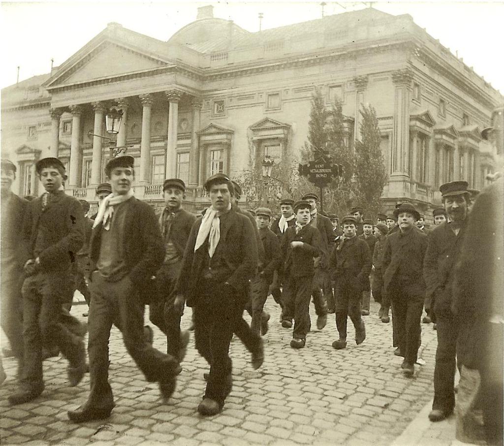 Optocht van de arbeiders naar het St Pietersplein n.a.l.v. de grote staking van 1895 Betoging van algemeen stemrecht in 1893. Dat was dan nog enkel voor de mannen.