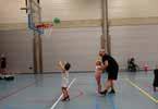 BASKETBALKAMP Spelenderwijs leren de kinderen de technieken van basketbal o.a., dribbelen, passen, shotten, wedstrijdvormen, komen aan bod.