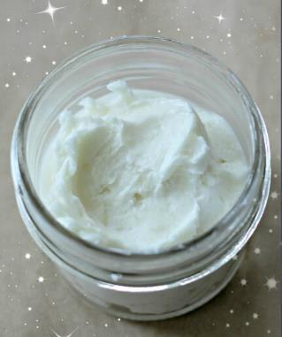 Geklopte pepermunt body butter - ½ kopje kokosolie - ½ cacao boter - ½ sheabutter/karité boter - ½ kopje zoete amandel olie - 1 theelepel vitamine E olie - 2-4 druppels pepermunt olie 1.