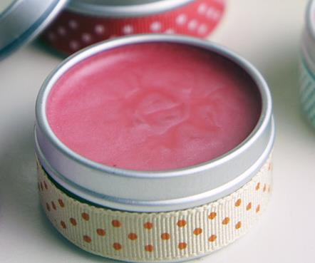 - Een stukje lippenstift rood/roze - ½ theelepel glitter oogschaduw - Etherische oliën 1. Doe alle ingrediënten behalve de etherische olie in een kom. 2. Deze pot moet in een pan met water.
