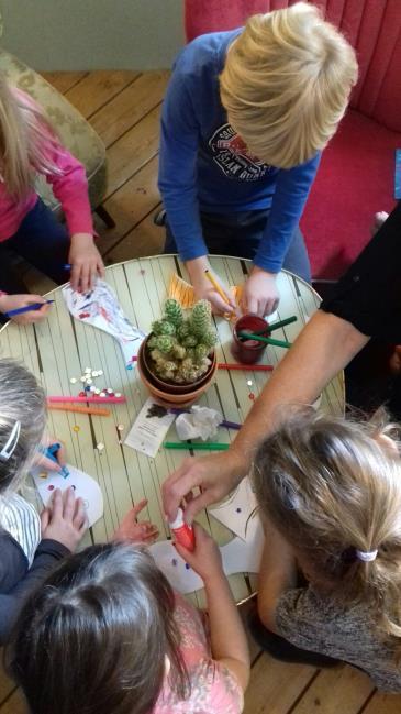 Kinderen mogen meedoen tijdens de voorstelling Tijdens de voorstelling hebben we de hulp van de kinderen nodig.