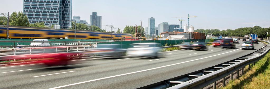 16 Hoofdstuk 3 / Verkeer 17 Verkeer HET PROJECT ZUIDASDOK ZORGT VOOR EEN BETERE BEREIKBAARHEID VAN AMSTERDAM EN OMGEVING. Dat wil niet zeggen dat alle problemen in 2030 zijn opgelost.