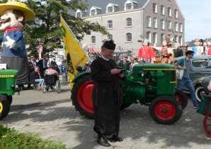 Zijn opa had ook zo'n tractor en als klein jongentje mocht hij daar op zijn boerderij weleens mee rijden, dat wil zeggen sturen en gas geven want schakelen kon hij niet en hij liep rond de tractor.