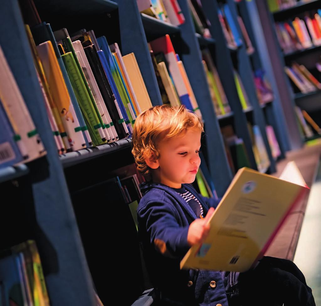 Meer (voor)lezen, beter in taal Boeken zijn een middel bij uitstek om de taalomgeving van kinderen te verrijken, want boeken geven op een vanzelfsprekende manier aanleiding tot interactie uit: Meer