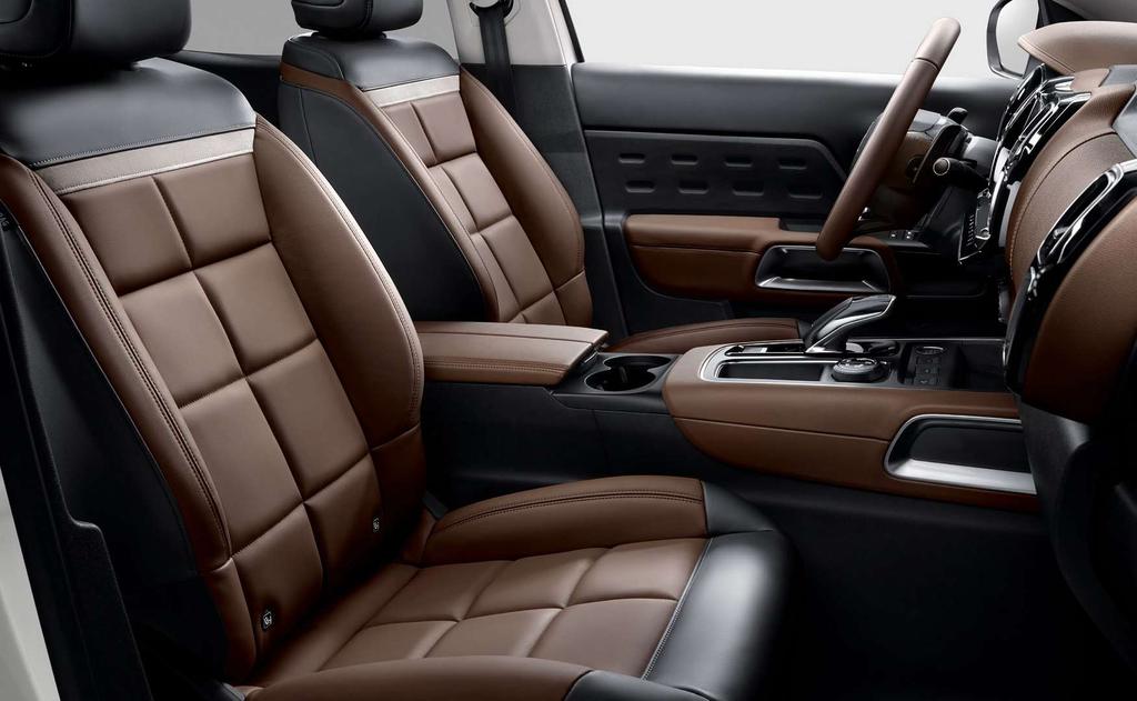 WERELD- PRIMEUR DOOR CITROËN Advanced Comfort-zetels * EEN RIJDEND SALON De New SUV Citroën C5 Aircross biedt hoogwaardig comfort en wordt voorzien van zetels met een brede zitting en rugleuning, die