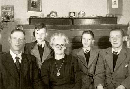 Bij het 12½-jarig huwelijksfeest in 1948; v.l.n.r.: vader Klaas, Nardus, moeder Pietje, Gert en Louis. De boerderij naast het woonhuis aan de Ruiterweg.