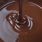 En voor witte chocolade gebruik je cacaoboter, melkpoeder en suiker.