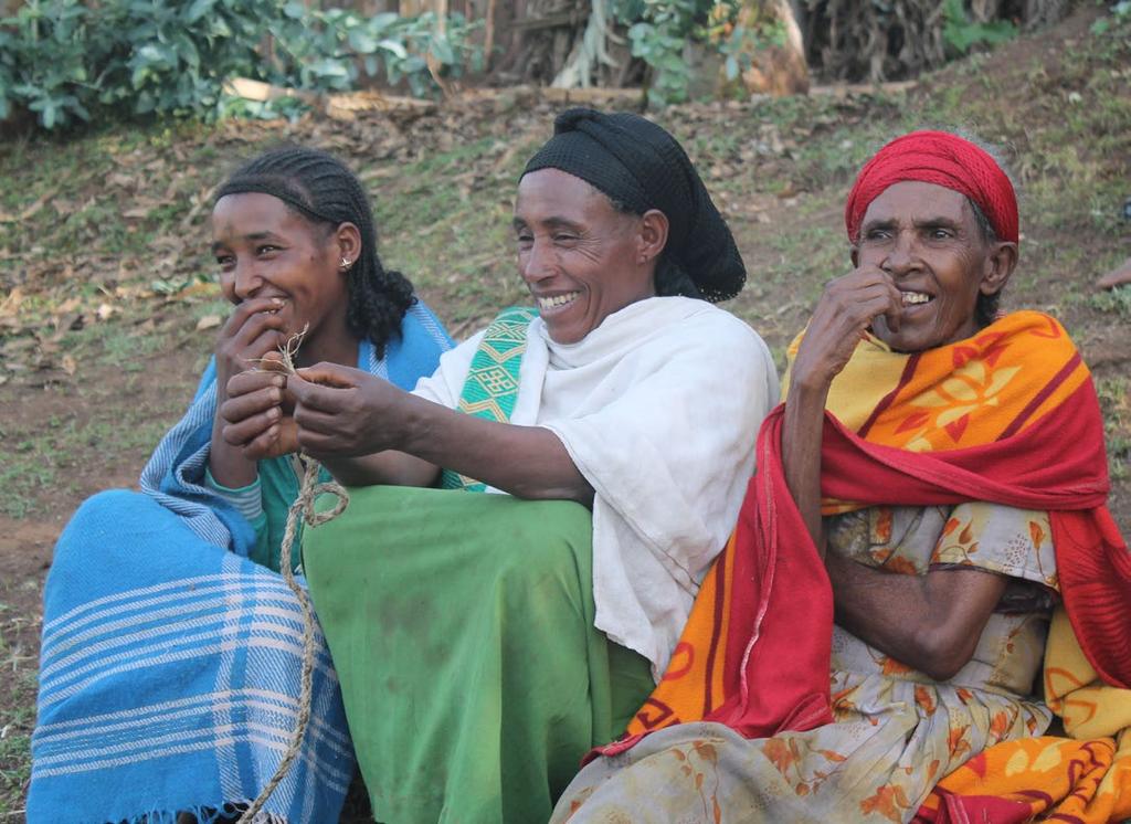 18 Leden van de Gudetu vrouwengroep in Ethiopië