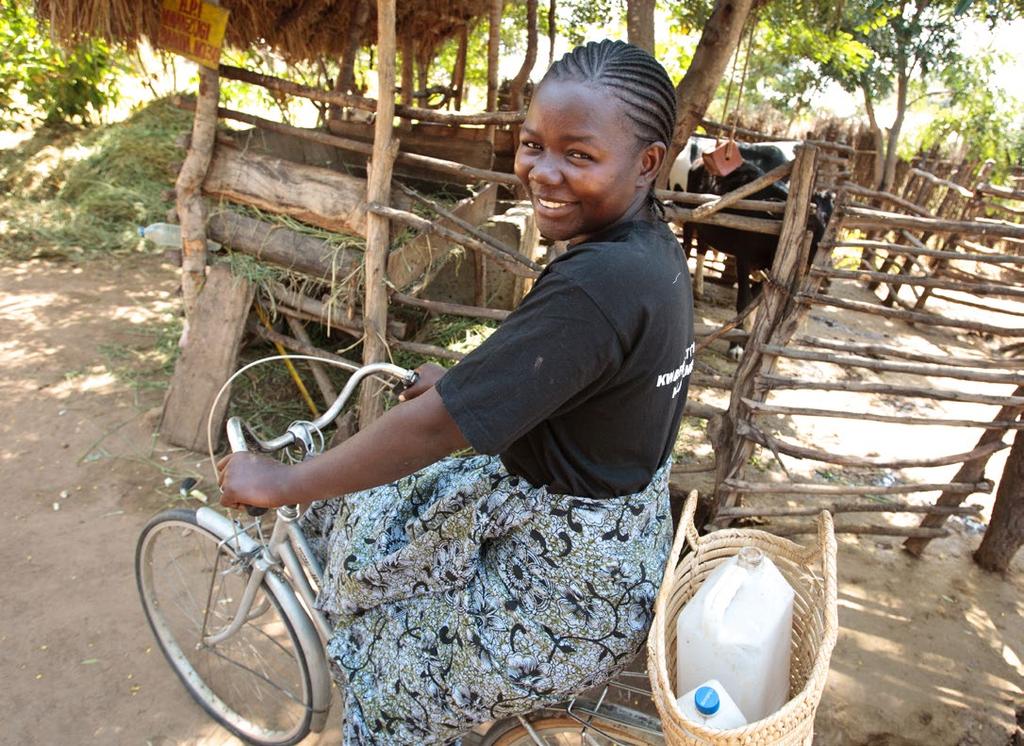 42 De Tanzaniaanse Eva verkoopt dagelijks haar melk op de markt.