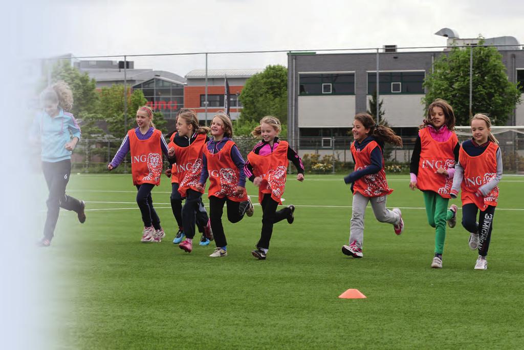 Voetbaltalent Trainen, coachen en begeleiden plezier en enthousiasme gespeeld en getraind werd, begon het meisjesvoetbal steeds belangrijker te worden voor onze club.