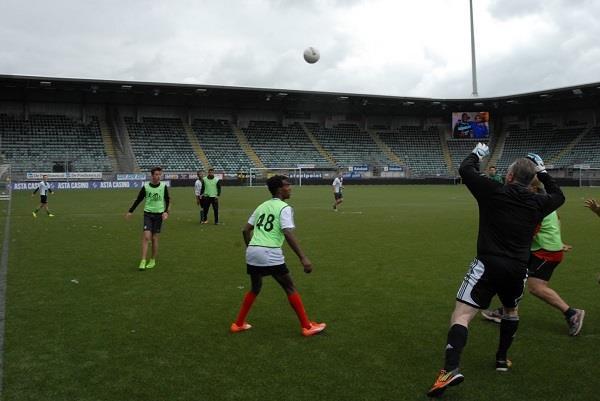 Het middel voetbal wordt ingezet om cliënten te activeren en bewust te maken van hun fase van herstel. Materiaal wordt gefaciliteerd en voetbalactiviteiten worden georganiseerd.