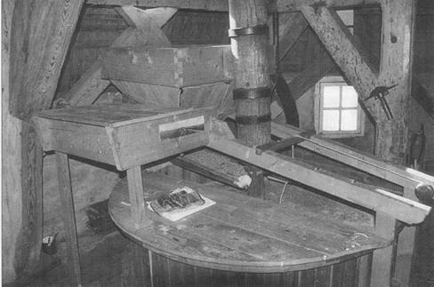 5. De molenaar. 5.2. Blijft molen Germania draaien? restauratie behoeven. Molenaar Gerkes vertelt dat de kap niet meer geheel rond kan draaien, en dat het draaien veel te moeilijk gaat.