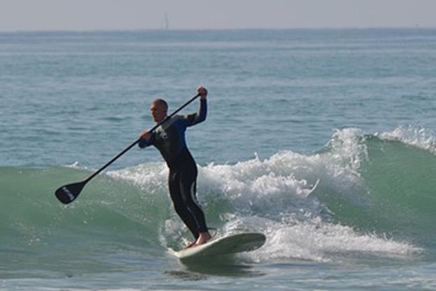 Iedereen kan leren golfsurfen, onder begeleiding van een professionele instructeur gaan jullie de zee op en leren jullie de kneepjes van het golfsurfen Stand Up Paddle ( SUP) Deze nieuwste