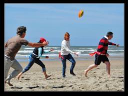 Er wordt gescoord door de frisbee via goed samenspel naar de end-zone van de andere partij te brengen en hem daarin te vangen. Beach FlagFootball Beach FlagFootball is een spel voor iedereen.