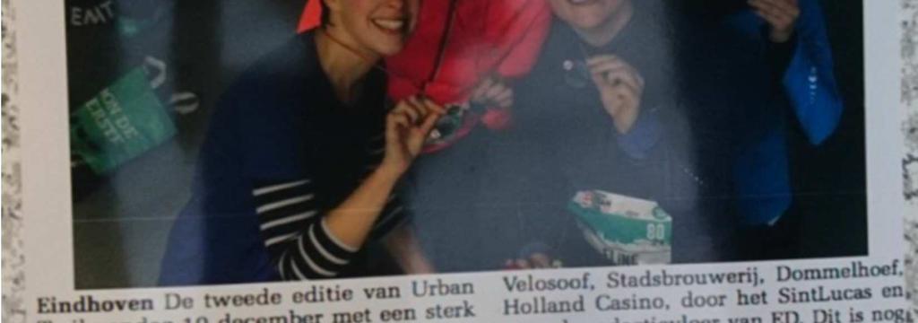 In de Emté vinden we het tijd voor een selfie bij de pindakaas en appelstroop. Een andere urban-runner schiet van ons een plaatje voor het PSV-stadion en binnen ploft Kirsten even neer op een bankje.