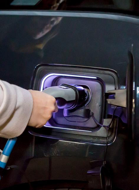 INLEIDING Elektrisch rijden zit in een versnelling. Naar verwachting zijn er in 2025 in Nederland 1 miljoen elektrische auto s.