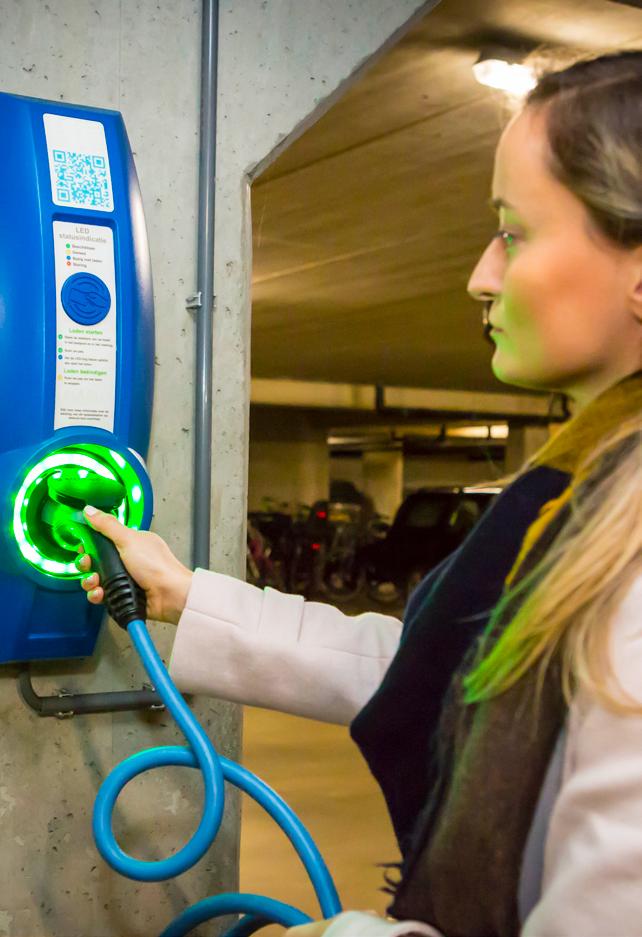 LAADOPLOSSING AANSCHAFFEN 1 Een elektrische auto wordt geladen met stroom (per kwh) via een laadpunt. Het standaard laadpunt voor thuisladen is het type 2-mode 3-laadpunt.