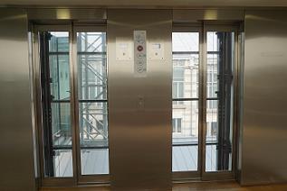 In het museum is een lift. Als ik naar een hogere verdieping wil, kan ik de trap gebruiken of de lift.