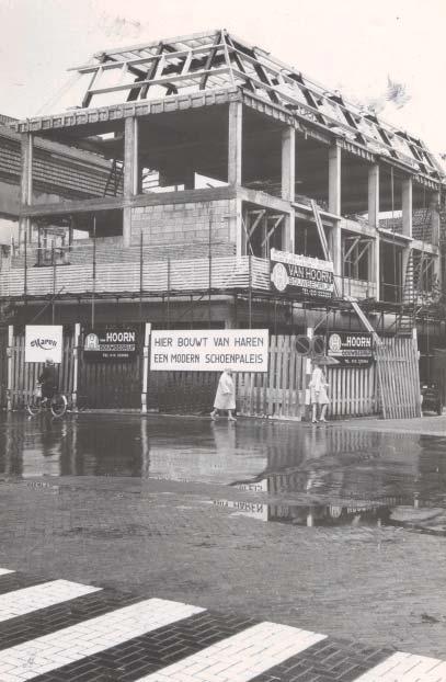 Afb. 7. De nieuwbouw van het winkelpand van Van Haren in 1969, gezien vanuit de Raamstraat in de richting van de Sarisgang (RAD archiefnr. 552_320607). 3.