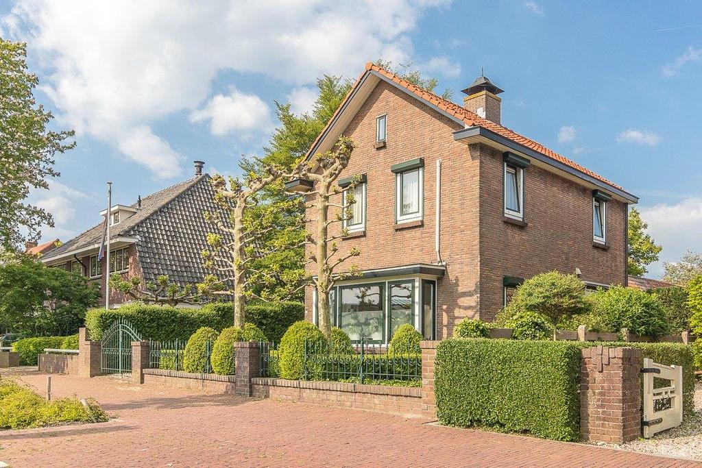 Vrijstaande woning op een riant perceel midden in het oude dorpscentrum van Loenen aan de Vecht!