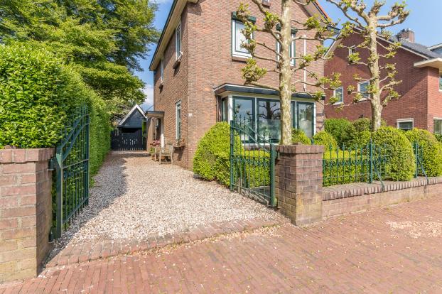 Midden in de oude dorpscentrum van Loenen aan de Vecht staat deze vrijstaande woning op een riant perceel!