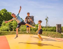 In dit avonturenpark gaan we ravotten, klimmen en klauteren, spetteren in de speelrivier,