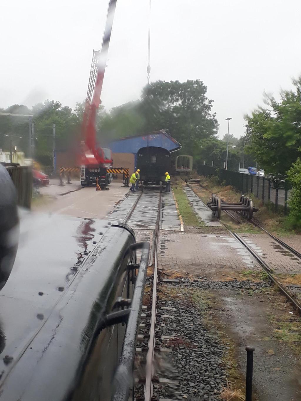 18 juni 2018: er moet gehesen worden, dus het regent (Rechts van de kolenloods op de achtergrond staat de