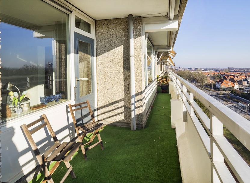 Het ruime en zonnige balkon is circa 11 m 2 groot en biedt voldoende ruimte voor een