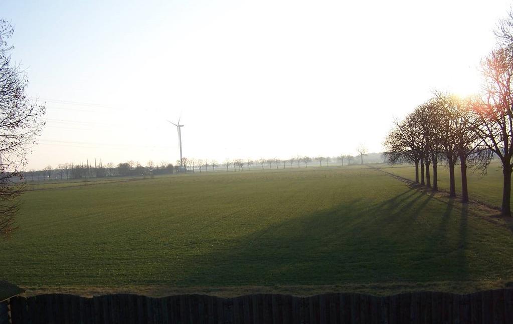 Landbouwgrond Tot het object behoort een oppervlakte landbouwgrond welke momenteel in gebruik is als grasland. Het is goede zandgrond met een teellaag van 30 à 40 centimeter dik.