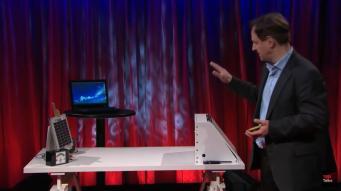 In de rechts afgebeelde TED talk uit 2015 demonstreert Harald Haas in zeven minuten dat het mogelijk is om bijvoorbeeld een video te verzenden vanuit een kant en klare LED lamp naar een zonnecel met
