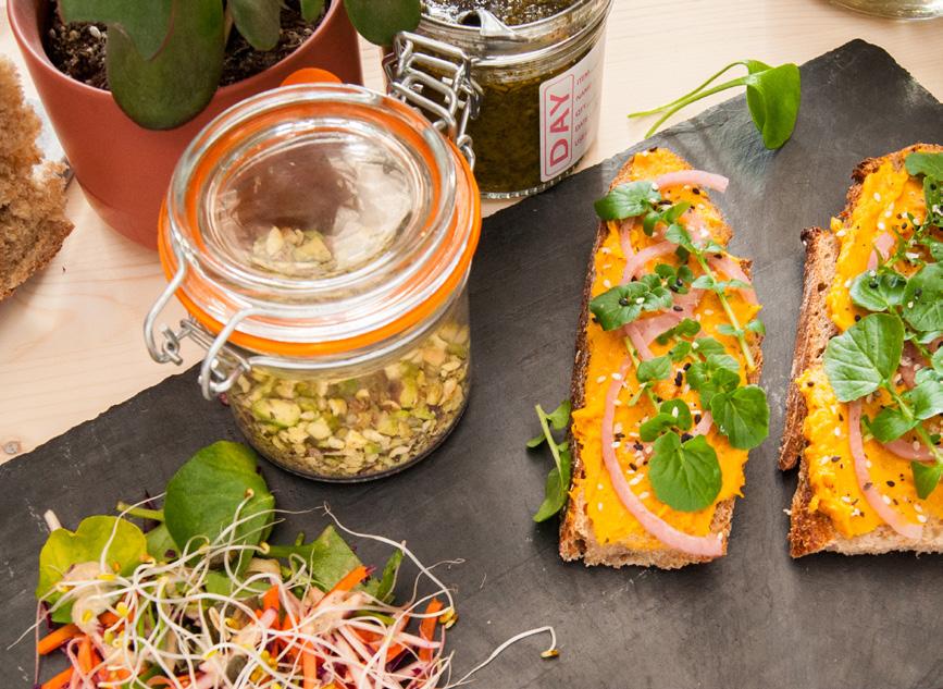 OP JE WERK OF SCHOOL GEVULDE BROODDOZEN: Weg met de saaie boterhammen, weg met de ochtendstress! Wij zorgen voor een gezonde en verrassende lunch, individueel verpakt.