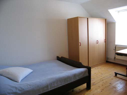 1 ste verdieping: Riante overloop met toegang tot 3 royale slaapkamers, inloopkast en ruime badkamer.