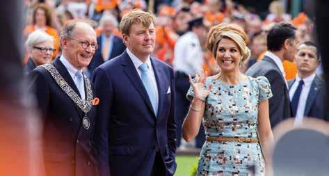 hoofdstuk 1 Koning Wie bestuurt ons land? Sommige mensen denken dat het de koning is, maar dat is niet zo. Koning Willem-Alexander heeft niet veel macht.