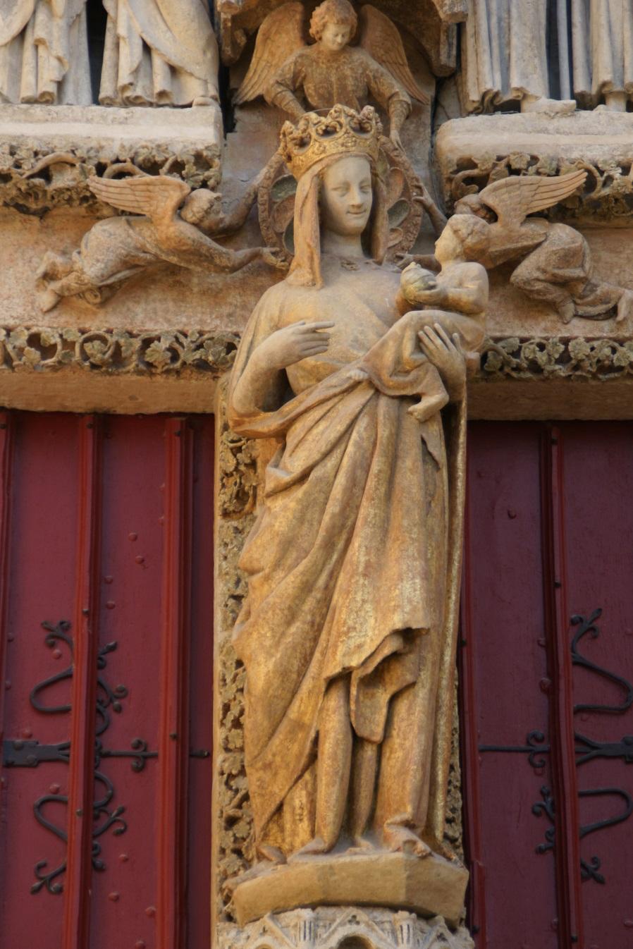 3 Medelijden of compassio De Franse gotiek bracht een heel ander type Mariabeelden voort.