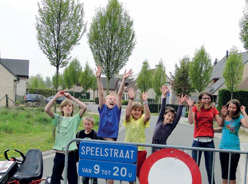 Cultuur Het lokaal dialect: woord van de maand De traditionele dialecten in Vlaanderen zijn in ijltempo aan het verdwijnen. Taalvariatie is een te koesteren rijkdom, daar is iedereen het over eens.