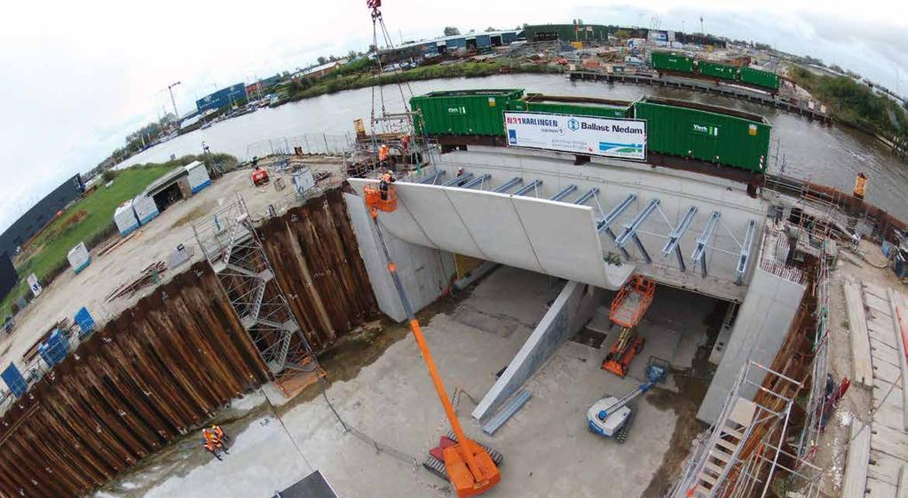 Barriers en complexe schaaldelen voor N31 In de eerste week van oktober 2017 zijn twaalf enorme betonnen schaaldelen aan het nieuwe aquaduct over de N31 bij Harlingen gehangen.