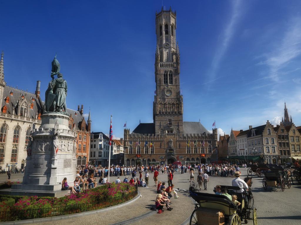 HET BRUGS NETWERK VRIJETIJDSPARTICIPATIE INITIATIEVEN VOOR BRUGGELINGEN DIE MET EEN BEPERKT INKOMEN MOETEN RONDKOMEN Vanaf januari 2003 werken het Stadsbestuur Brugge en het OCMW Brugge samen met