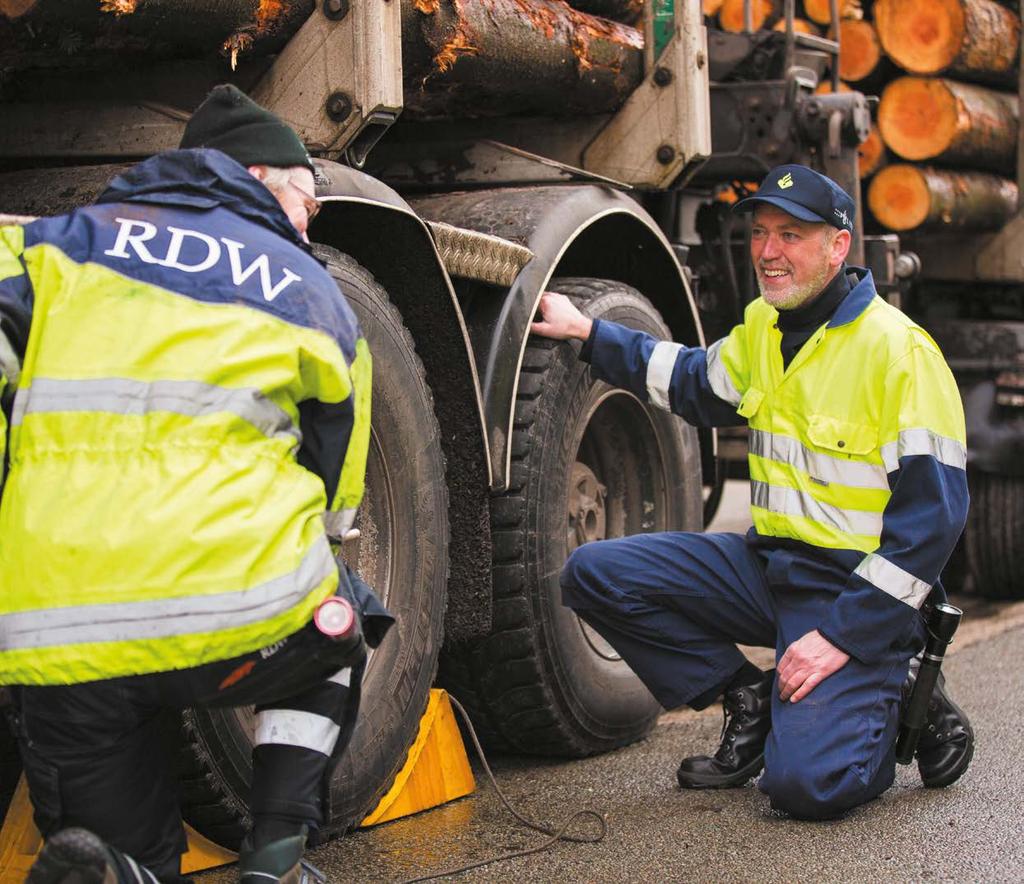 ONS NETWERK ONS NETWERK Controles langs de weg: politie en RDW vullen elkaar aan De controle van zware voertuigen langs snelwegen is verplicht vanuit de EU.